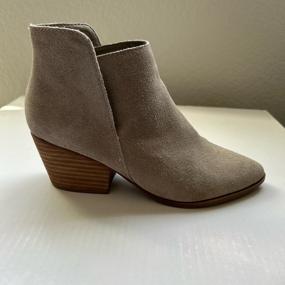 Dolce Vita Daine Bootie in Sage Size 8 Taupe Tan Grey Suede Ankle Boot Classic